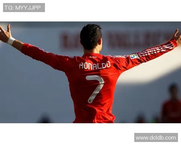 足球明星经典姿势全景展示尽显风采与魅力的图片大全